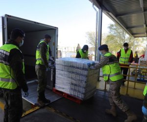 epa08340197 Soldiers of the Royal Guard help to load a truck with goods at the Food Bank of Madrid warehouse in Alcala de Henares, Madrid, Spain, 03 April 2020. The Food Bank of Madrid is still working, despite the coronavirus crisis, to supply all those entities helping people in need. Spain faces the 20th consecutive day of mandatory home confinement in a bid to slow down the spread of the pandemic COVID-19 disease caused by the SARS-CoV-2 coronavirus.  EPA/JUANJO MARTIN