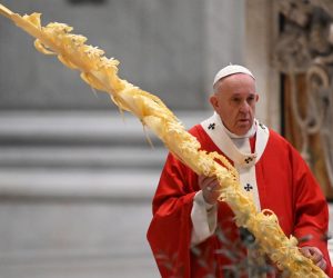 epa08343761 Pope Francis holds a palm branch as he celebrates Palm Sunday mass behind closed doors in St. Peter's Basilica, Vatican, 05 April 5, 2020,, during the lockdown to stem the spread of the COVID-19 infection, caused by the novel coronavirus.  EPA/ALBERTO PIZZOLI / POOL