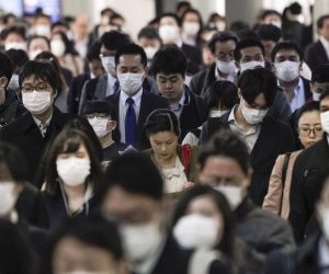 epa08345075 Office workers wearing protective masks to avoid infection from the coronavirus walk to their offices after taking overcrowded commuter trains, at a railway station in central Tokyo, Japan, 06 April 2020. Japanese Prime Minister Shinzo Abe is expected to declare the state of emergency on 07 April 2020 over the COVID-19 and coronavirus outbreak.  EPA/KIMIMASA MAYAMA