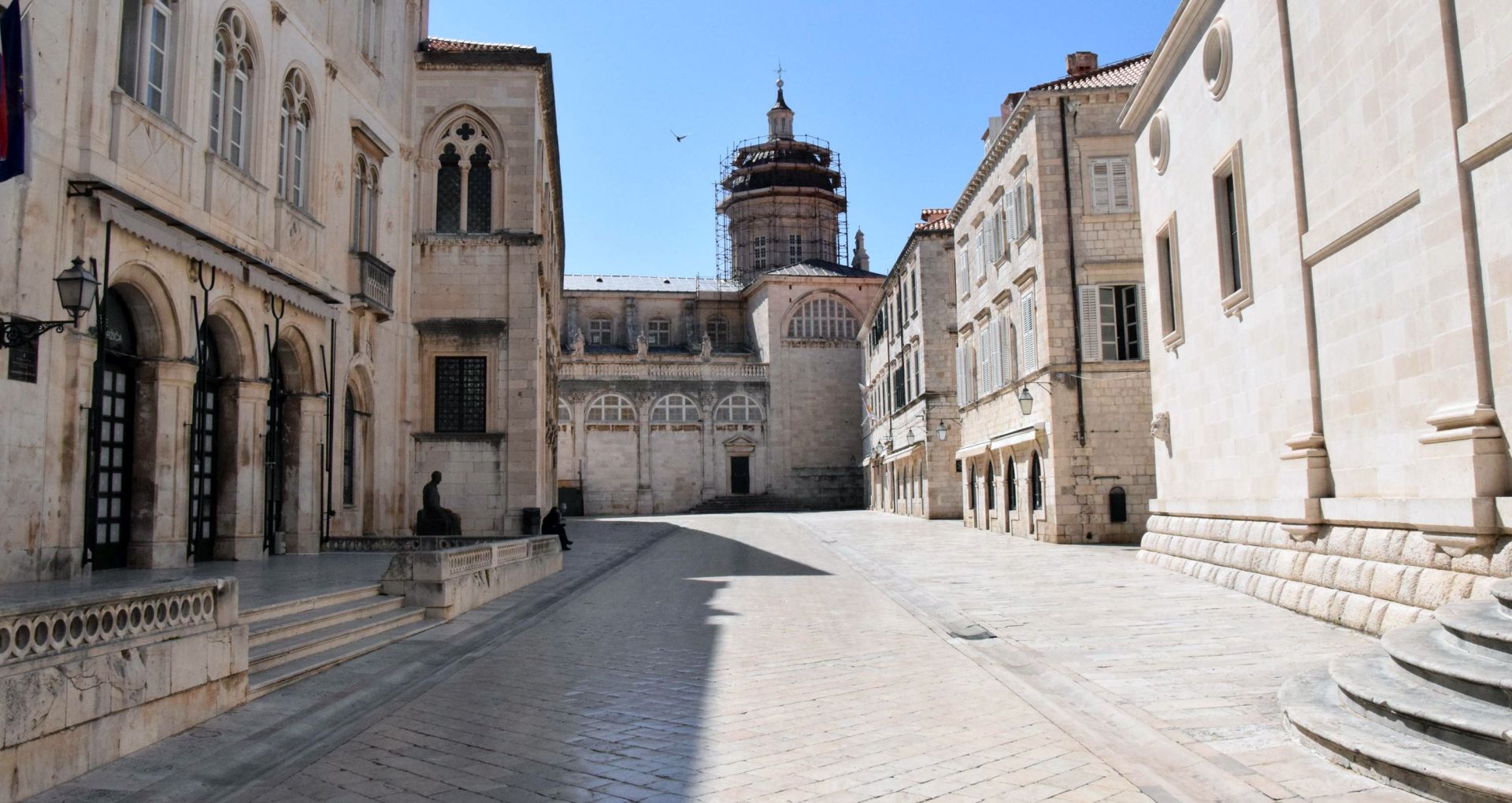 Dubrovnik, 07.04.2020. - Dubrovèani se velikom veæinom pridravaju mjera izolacije pa je na pojedinim mjestima pustog Straduna s vremenom izrasla trava. 
foto HINA/ ua