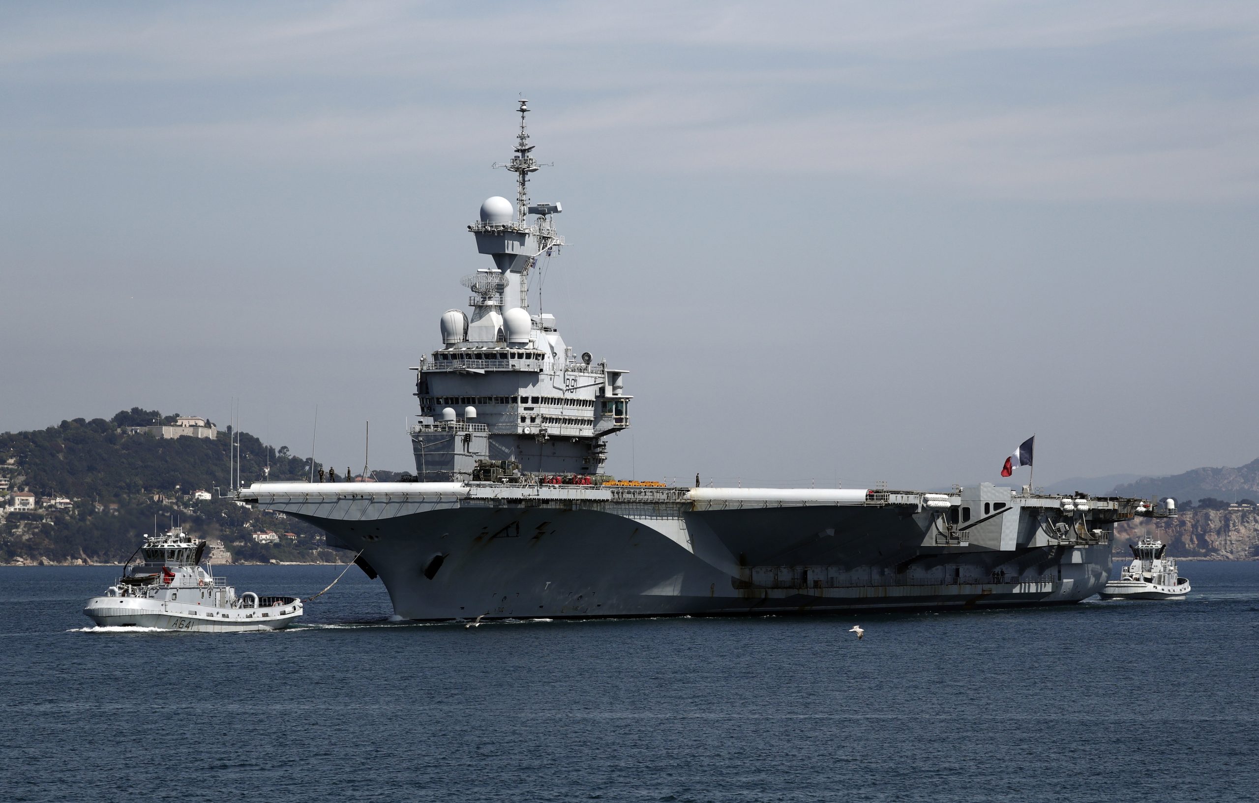 epa08358990 The French nuclear aircraft carrier Charles De Gaulle arrives back in Toulon military harbor, southern France, 12 April 2020. The aircraft carrier Charles De Gaulle which was deployed in the Atlantic as part of the Foch mission returned to Toulon after around 50 crew members on board showed symptoms of the SARS-CoV-2 coronavirus causing the Covid-19 disease.  EPA/GUILLAUME HORCAJUELO