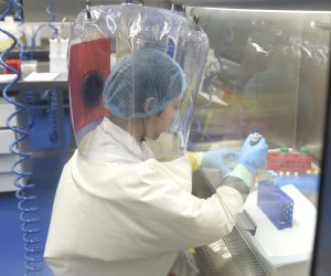epa08365529 A researcher works in a lab of Wuhan Institute of Virology (WIV) in Wuhan, Hubei province, China, 23 February 2017 (issued 16 April 2020).  EPA/SHEPHERD HOU CHINA OUT
