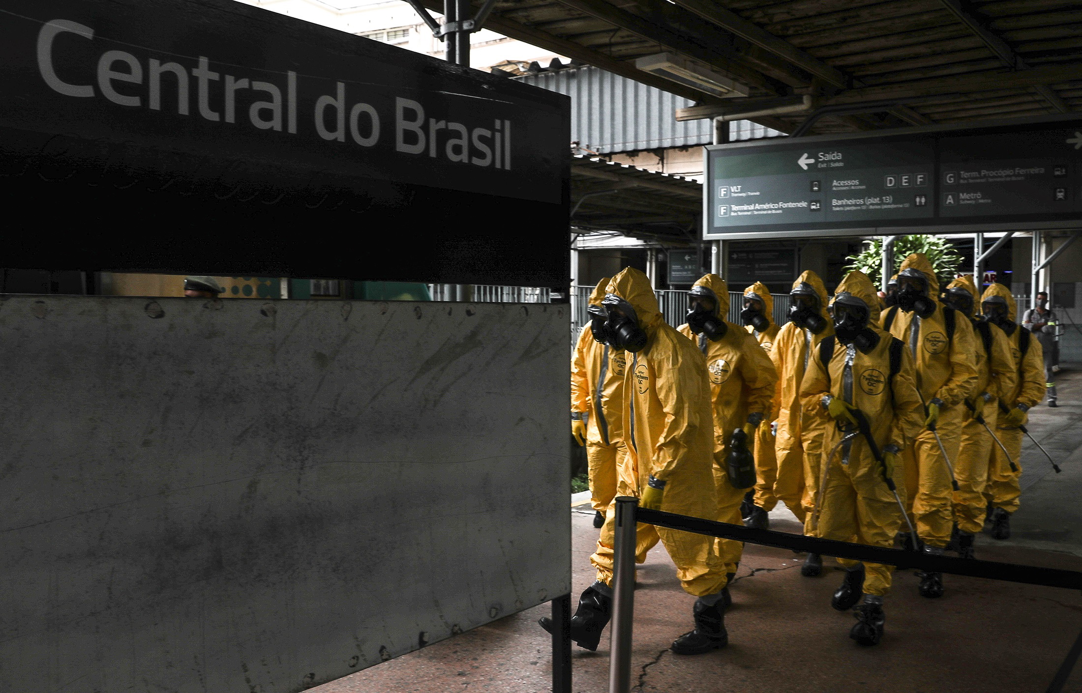 epa08367295 Members of the Brazilian army carry out cleaning and disinfection of the wagons of public transport in Rio de Janeiro, Brazil, 16 April 2020.  Countries around the world are taking measures to contain the widespread of the SARS-CoV-2 coronavirus which causes the Covid-19 disease.  EPA/Antonio Lacerda