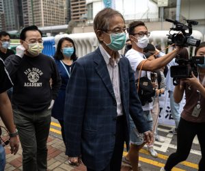 epa08370341 Veteran pro-democracy figure and former lawmaker Martin Lee (C) is chased by journalists after walking out of Central Police Station in Hong Kong, China, 18 April 2020.  Police arrested 14 high-profile pro-democracy figures in connection with several anti-government protests of 2019, including media tycoon Jimmy Lai and veteran pro-democracy figure and former lawmaker Martin Lee.  EPA/JEROME FAVRE