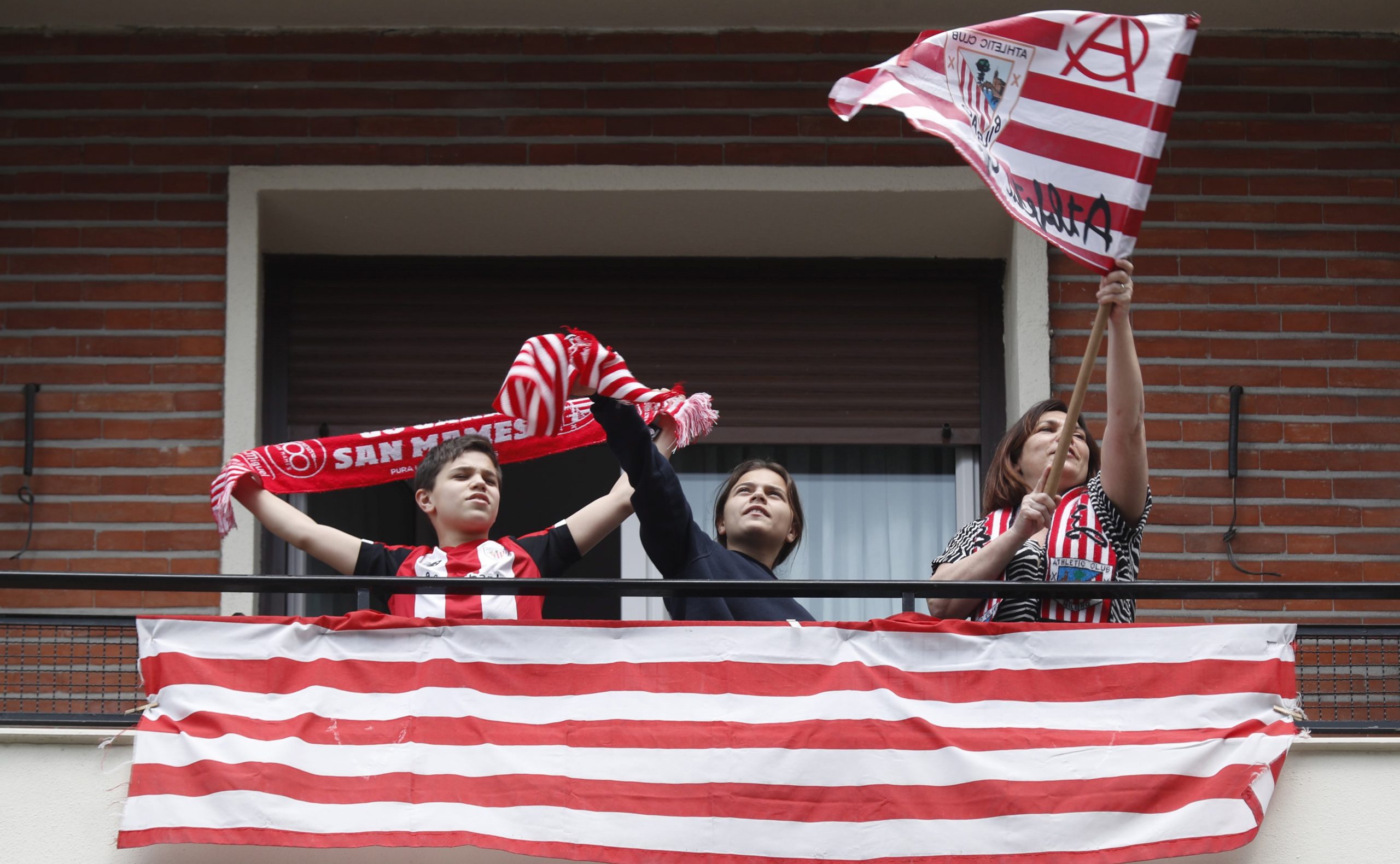 epa08370606 Athletic Bilbao supporters are seen at their balcony in Bilbao, Basque Country, Spain on 18 April 2020, when the King's Cup Final match between Athletic Bilbao and Real Sociedad should have taken place in Sevilla, but due to coronavirus has been postponed to an unknown day.  EPA/Luis Tejido