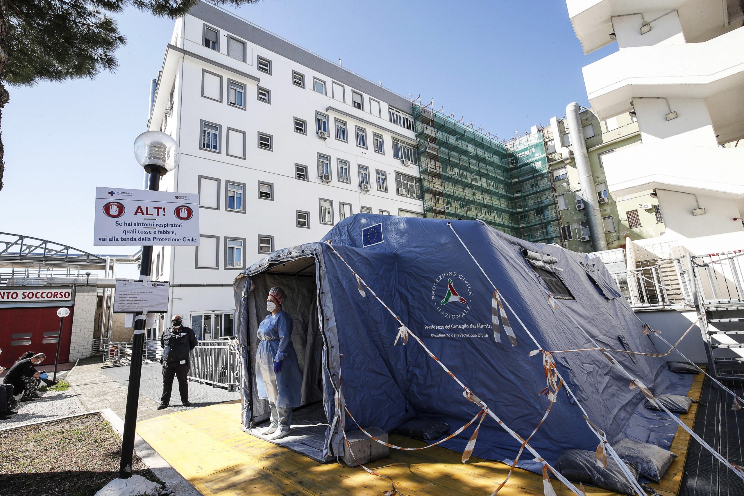 epa08382262 View of a tent serving as a COVID-19 testing facility in front of the San Paolo hospital in Civitavecchia, Italy, 23 April 2020 (issued on 24 April 2020), amid the ongoing coronavirus COVID-19 pandemic.  EPA/GIUSEPPE LAMI