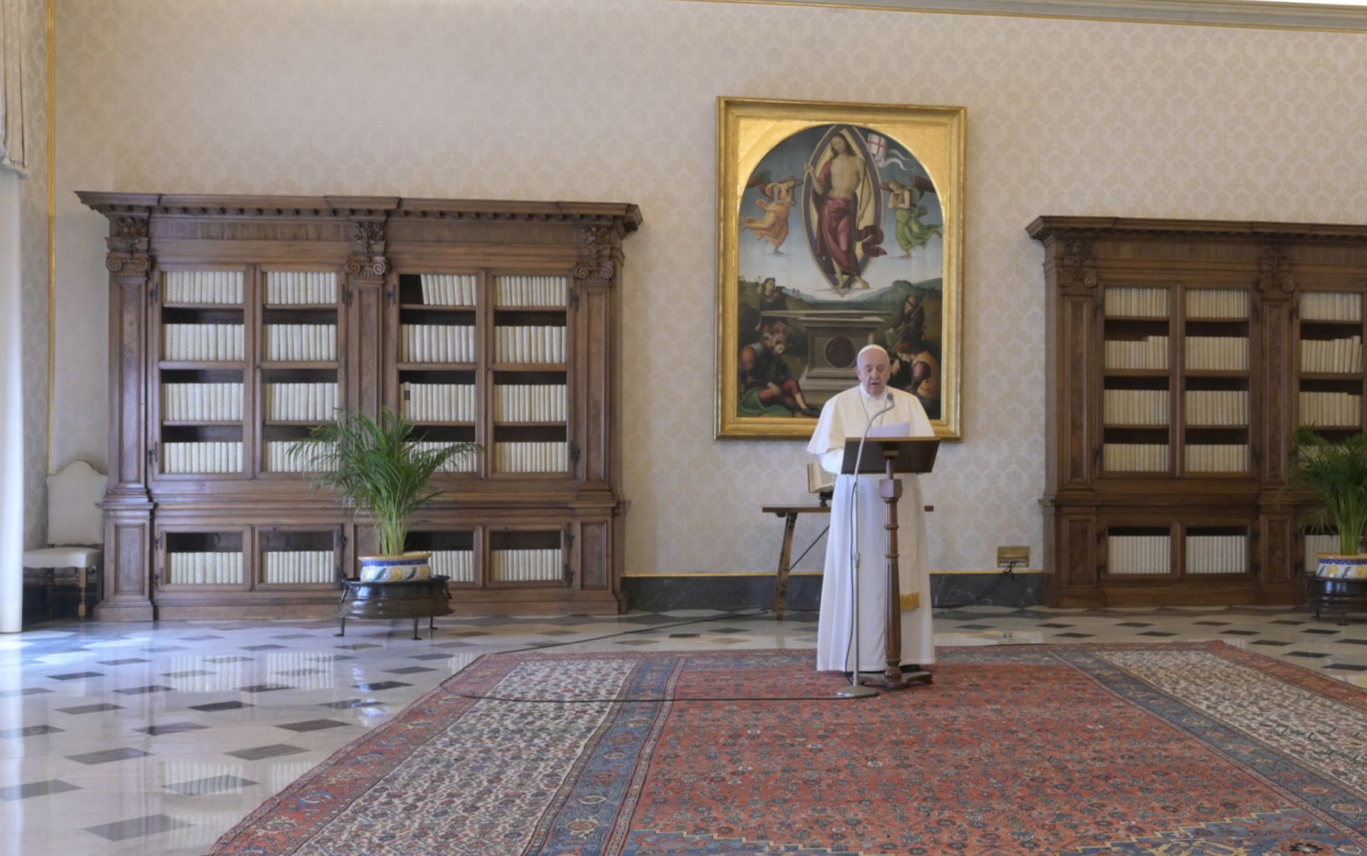 epa08384962 A handout picture provided by the Vatican Media shows Pope Francis during the Recitation of the Regina Coeli prayer at the Library of the Apostolic Palace, Vatican, 26 April 2020. At the Regina Coeli, Pope Francis reflects on the story of the disciples who meet Jesus on the road to Emmaus.  EPA/VATICAN MEDIA HANDOUT  HANDOUT EDITORIAL USE ONLY/NO SALES