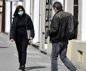 03.04.2020., Slavonski Brod - Kako bi se zastitili od infekcije koronavirusom gradjani nose zastitne maske za lice. Photo: Ivica Galovic/ PIXSELL
