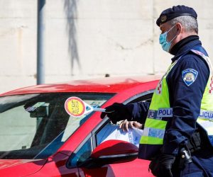 03.04.2020., Podstrana - Policija kontrolira propusnice vozaca na jednoj od kontrolnih tocaka na izlazu iz Splita.
Photo: Milan Sabic/PIXSELL