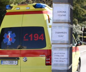 04.04.2020., Split - Obavijesti na ulazu u KB Krizine dalmatinski centar za oboljele od koronavirusa. 
Photo: Ivo Cagalj/PIXSELL