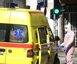 06.04.2020., Zagreb - Djelatnici hitne pomoci u zastitnim odijelima odvoze pacijenta. 
Photo: Marko Lukunic/PIXSELL