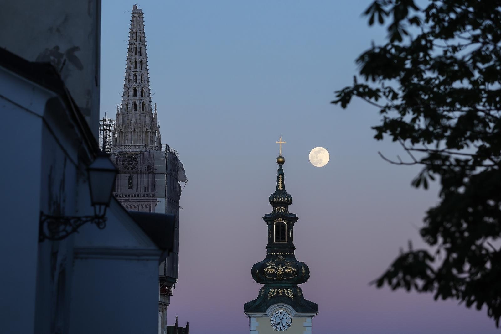 07.04.2020., Zagreb - Izlazak super mjeseca nad Zagrebom. Super mjesec je zapravo puni mjesec koji se pojavljuje u trenutku kad je Mjesec najblize Zemlji, a u tom polozaju izgleda svjetliji i veci od uobicajenog punog mjeseca. Photo: Luka Stanzl/PIXSELL