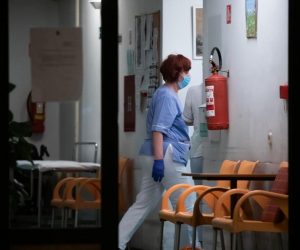 07.04.2020., Split - Dom za starije i nemocne evakuiran je nakon sto je otkriveno da je deset korisnika doma pozitivno na koronavirus.
Photo: Milan Sabic/PIXSELL