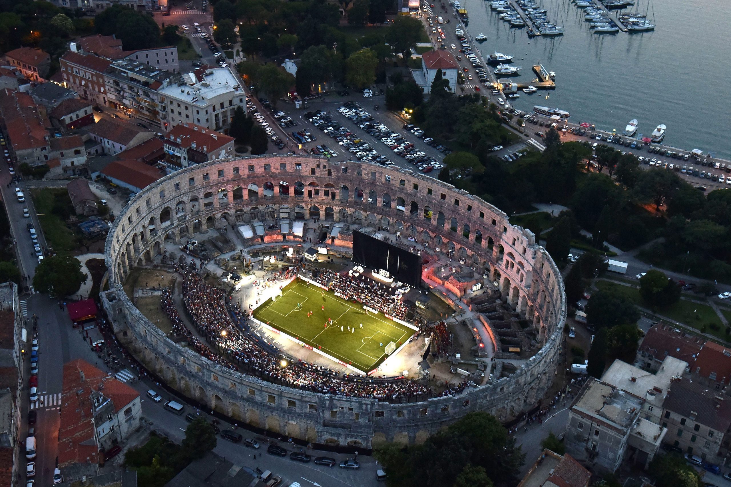 08.07.2019., Pula - Po prvi put u povijesti rimski amfiteatar postao je nogometno igraliste na kojemu su snage odmjerile legende hrvatske nogometne reprezentacije i Bayer Muenchena. Photo: Dusko Marusic/PIXSELL