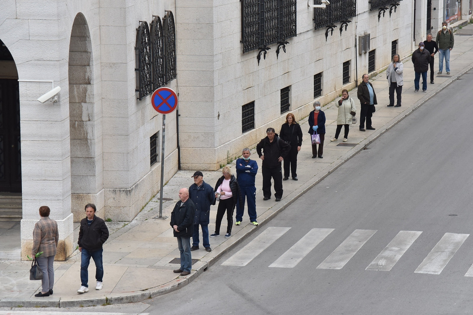14.04.2020., Pula - Gradjani koji odlaze placati racune u FINU i banke  drze odredjenu propisanu distancu. Photo: Dusko Marusic/PIXSELL