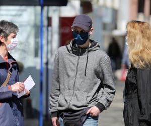 17.04.2020., Sibenik - Sibencani se pridrzavaju naputaka Stozera civilne zastite i nose maske na licu za zastitu od koronavirusa. 

Photo: Dusko Jaramaz/PIXSELL
