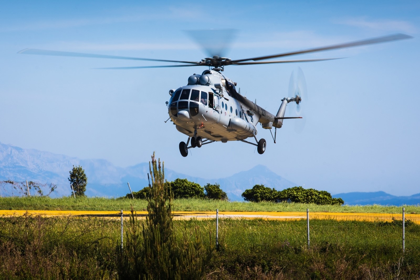 17.04.2020., Split - Helikopter Hrvatskog ratnog zrakoplovstva slijece na helidrom bolnice Firule.
Photo: Milan Sabic/PIXSELL