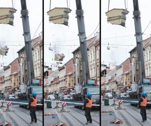 21.04.2020., Zagreb - Skidanje kupole u Ilici promatrao veliki broj ljudi koji je svjedocio koliko je to opasan posao. Naime u jednom trenutku prilikom spustanja kupole jedan dio se odlomio te pao neposredno ispred radnika koji je na svu srecu bio propisno udaljen. Photo: Sanjin Strukic/PIXSELL
