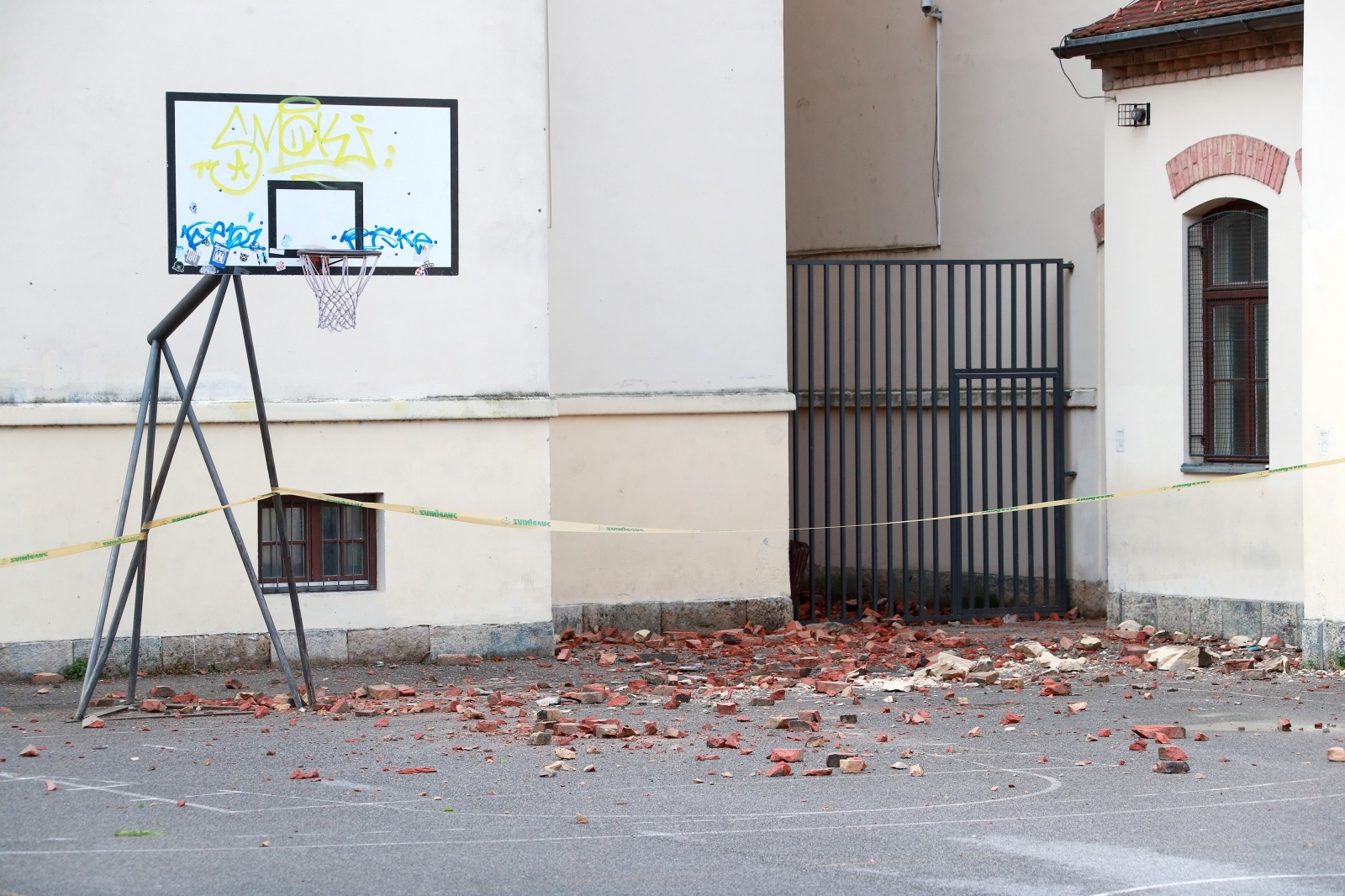 30.04.2020., Zagreb - Osnovna skola Josipa Jurja Strossmayera jos uvijek ima vidljive posljedice potresa. Photo: Sanjin Strukic/PIXSELL