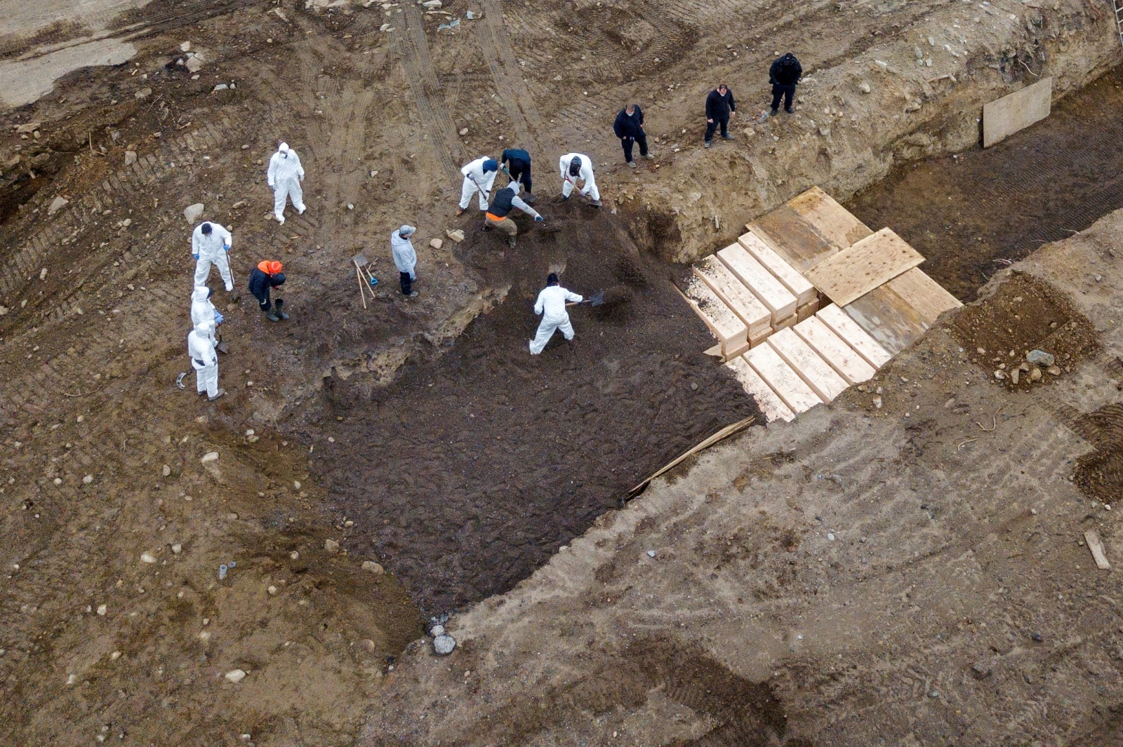 FILE PHOTO: Drone pictures show bodies being buried on New York's Hart Island amid the coronavirus disease (COVID-19) outbreak in New York City FILE PHOTO: Drone pictures show bodies being buried on New York's Hart Island where the department of corrections is dealing with more burials overall, amid the coronavirus disease (COVID-19) outbreak in New York City, U.S., April 9, 2020. REUTERS/Lucas Jackson/File Photo Lucas Jackson