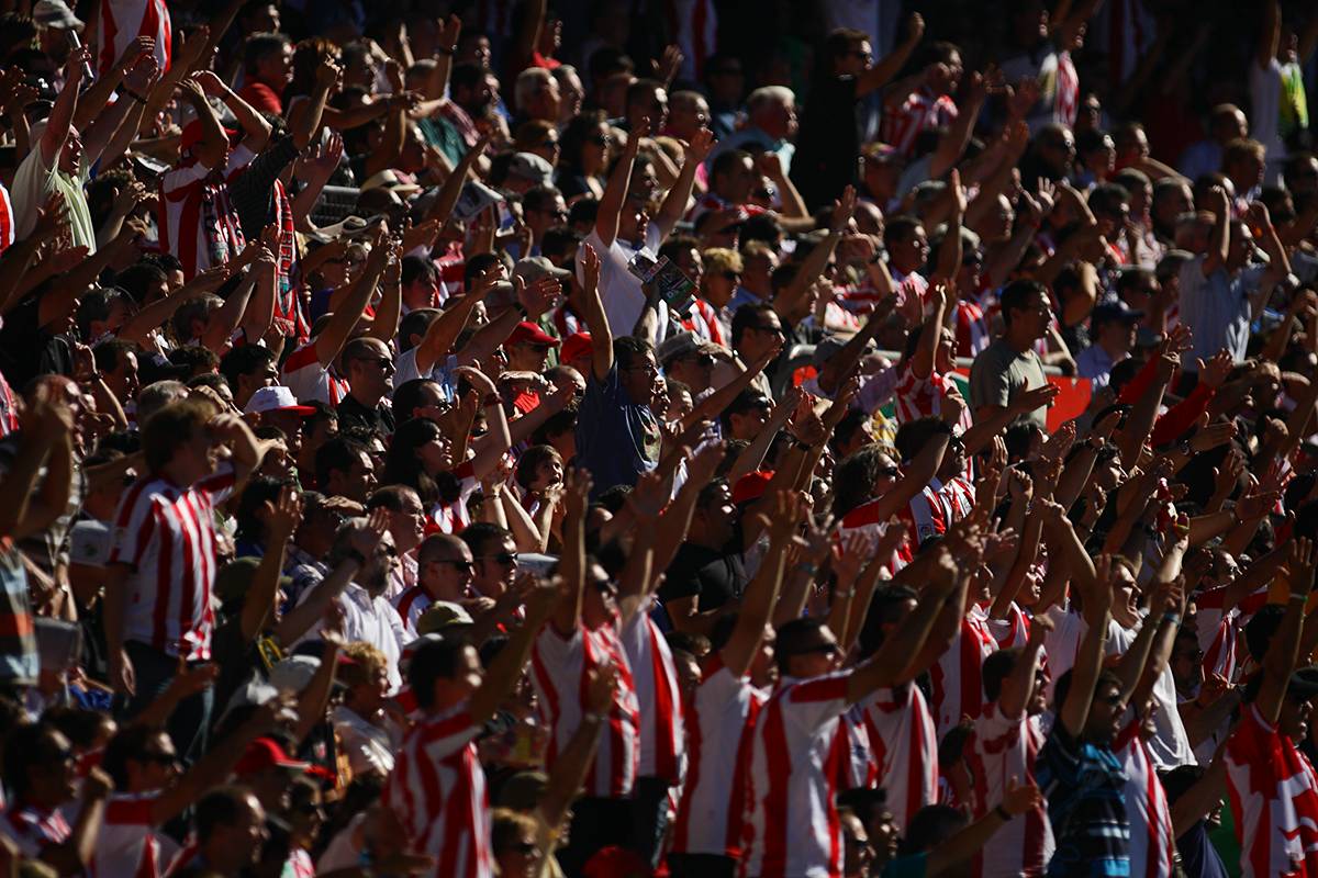 AUGUST 30, 2009 - Football : Athletic fans waves during the La Liga match between Athletic Club and RCD Espanyol at the San Mames on August 30, 2009 in Bilbao, Spain. (Photo by Tsutomu Takasu)