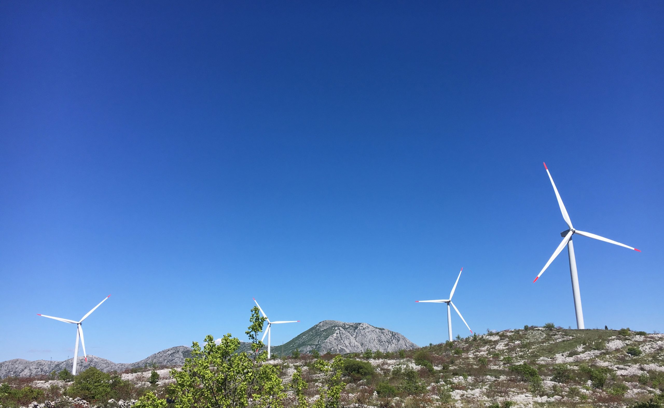 Dubrovnik, 26.4.2016. - Vjetroelektrana Rudine instalirane snage 34,2 megavata i vrijedna 400 milijuna kuna putena je u utorak u puni pogon u blizini mjesta Slano kod Dubrovnika.
foto HINA / RP Global / mm