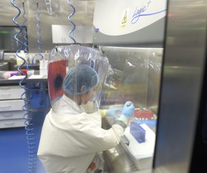epa08365529 A researcher works in a lab of Wuhan Institute of Virology (WIV) in Wuhan, Hubei province, China, 23 February 2017 (issued 16 April 2020).  EPA/SHEPHERD HOU CHINA OUT