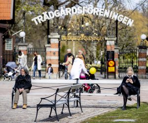 epa08382847 People gather in front of the entrance to the  'Tradgardsforeningen' city park in central Gothenburg, Sweden, 24 April 2020, amid the ongoing coronavirus COVID-19 pandemic. Countries worldwide increased their measures to prevent the widespread of the SARS-CoV-2 coronavirus which causes the COVID-19 disease.  EPA/ADAM IHSE SWEDEN OUT