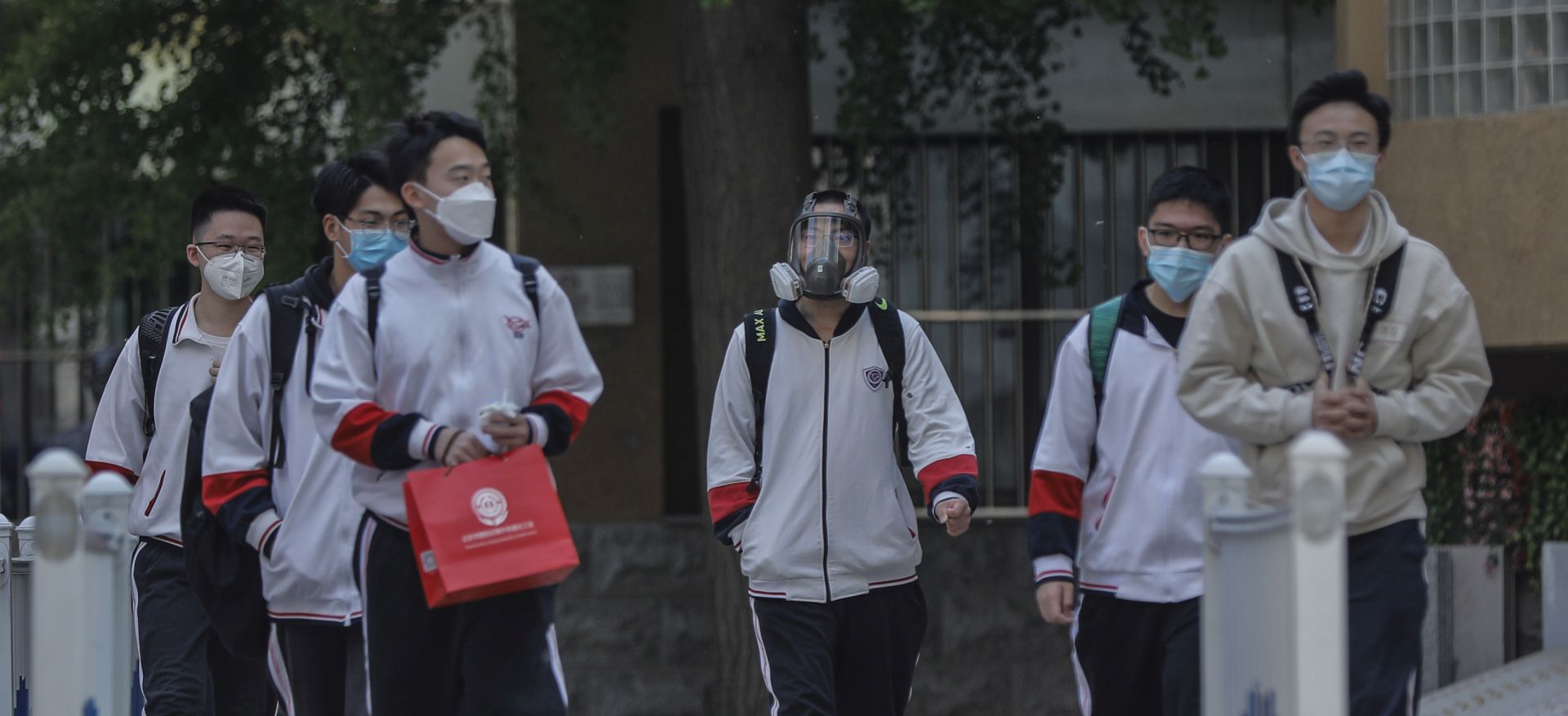 epa08386077 Students wearing face masks leave a high school in Beijing, China, 27 April 2020. Senior students in Beijing return to class for the first time after schools were closed down in January due to the outbreak of the coronavirus and COVID-19 disease.  EPA/WU HONG