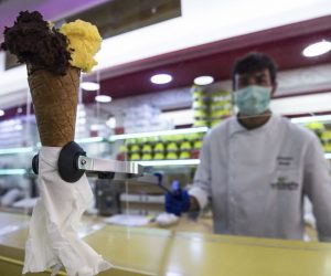 epaselect epa08392865 An ice cream vendor wears a protective mask while working in an ice cream shop in the center of Rome, Italy, 30 April 2020. Italy was still under a emergency lockdown due to Covid-19 pandemic.  EPA/ANGELO CARCONI
