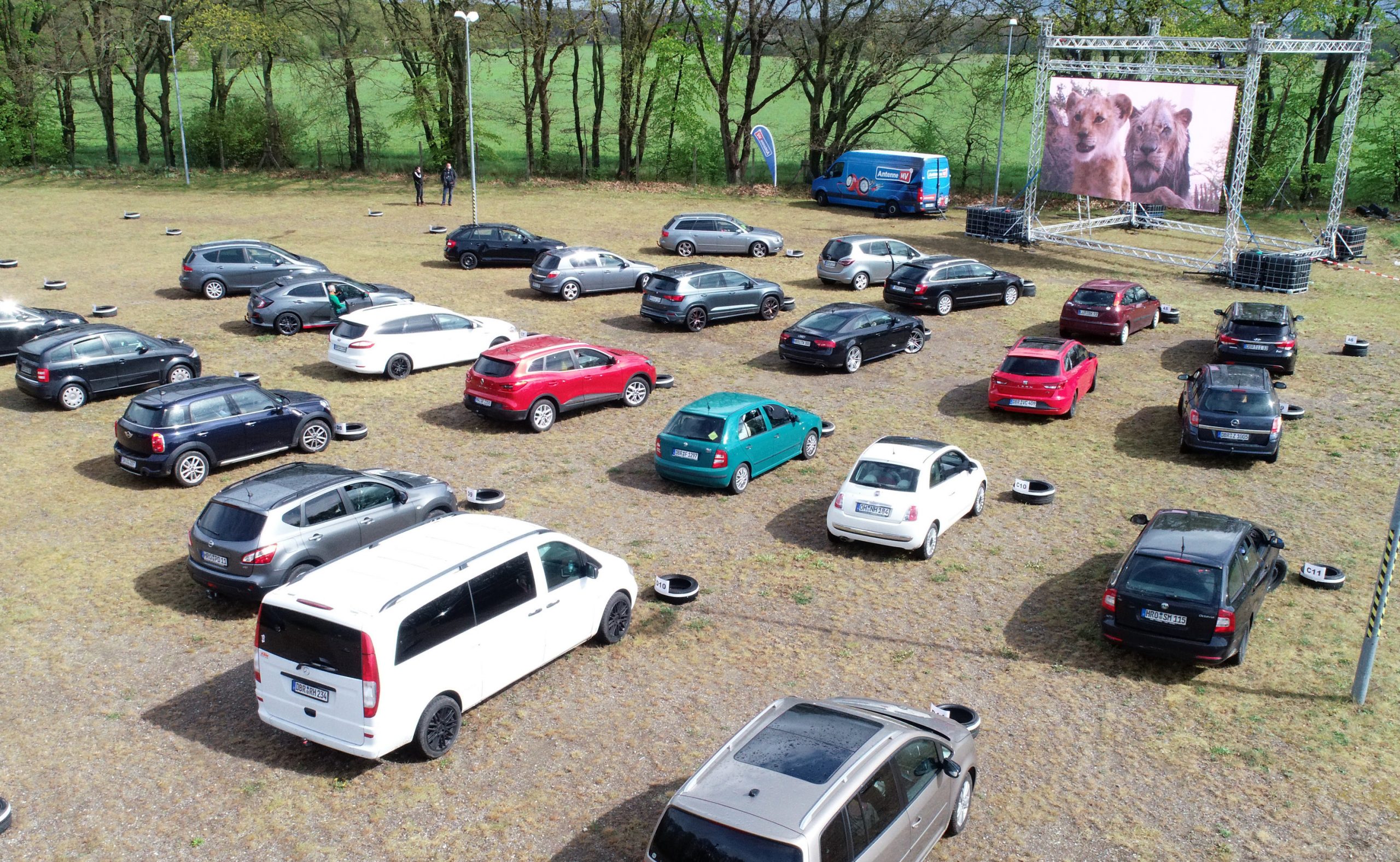 30 April 2020, Mecklenburg-Western Pomerania, Bad Doberan: Cars park in a drive-in cinema to watch the "Lion King" movie. Due to the coronavirus pandemic, normal cinemas are closed and more drive-in cinemas are opening. Photo: Bernd Wüstneck/dpa-Zentralbild/dpa
