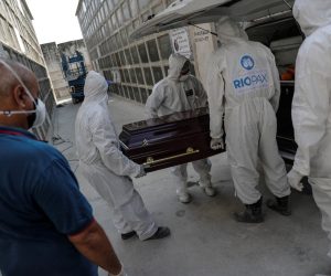 epa08396830 Funeral of 83-year-old Jose Gibson de Araujo, who died and was suspected to have contracted COVID-19 in Rio de Janeiro, Brazil, 01 May 2020. Brazil recorded an increase in deaths from coronavirus in the last 24 hours, bringing the total balance of deaths to 6,329, while infections rose to 91,589, the government reported on Friday.  EPA/Antonio Lacerda