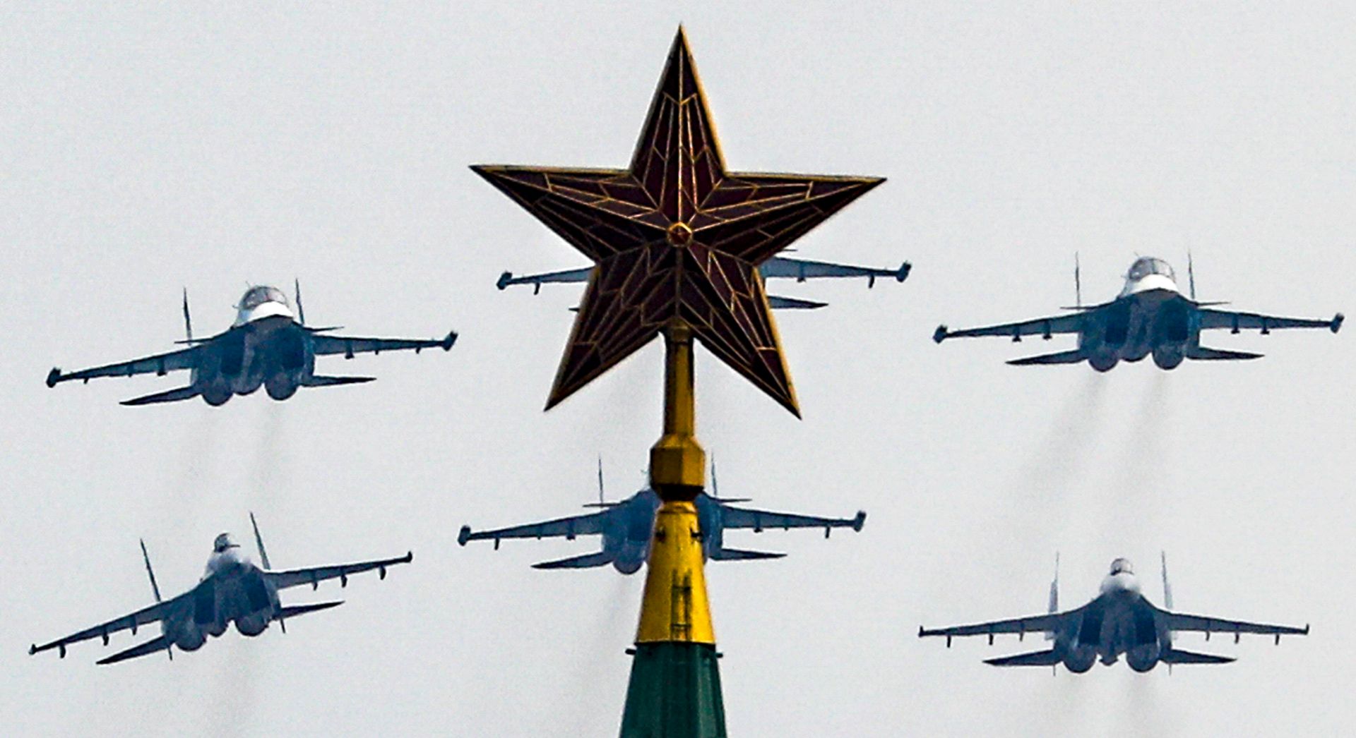 epa08399438 Aircrafts fly above Spaskaya rower of the Moscow Kremlin  during the general rehearsal of the Victory Day parade in Moscow, Russia, 04 May 2020. Russian President Vladimir Putin postponed a military parade to mark the 75th anniversary of Soviet victory in World War II, for prevent the spreading of the coronavirus SARS-CoV-2 pandemic.  EPA/SERGEI ILNITSKY