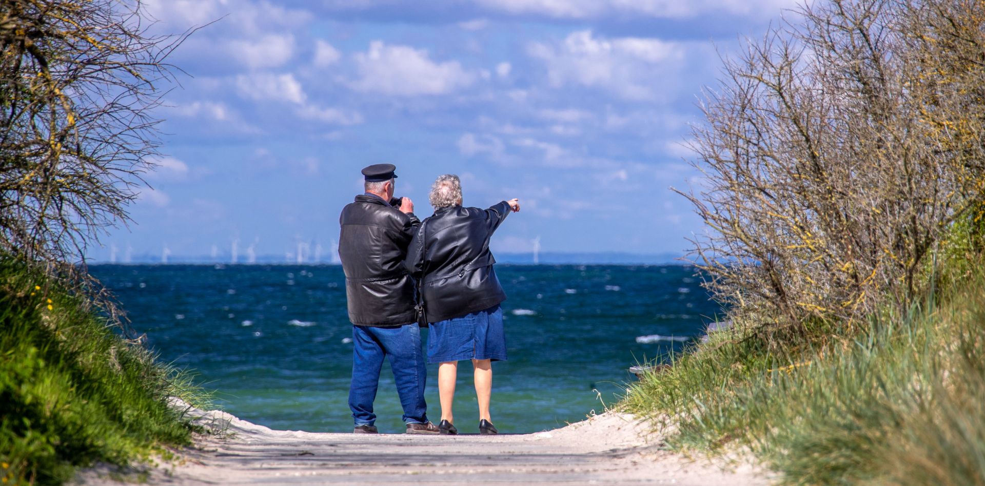 dpatop - 05 May 2020, Mecklenburg-West Pomerania, Timmendorf: A couple stands on a deserted beach, as the Mecklenburg-Vorpommern state opens its restaurants again and ends the several weeks' ban on foreign tourists before Whitsun. Photo: Jens Büttner/dpa-Zentralbild/dpa