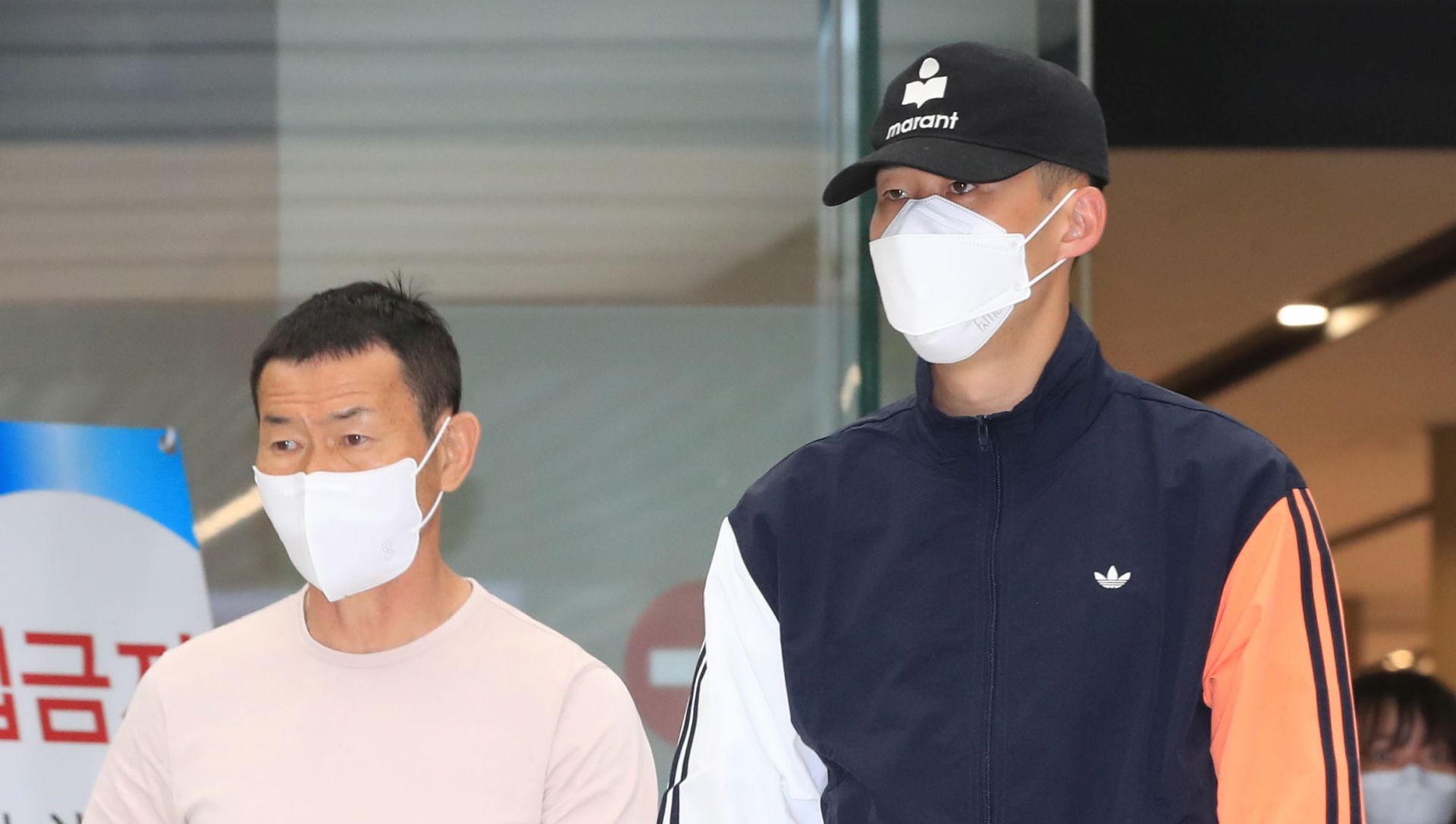 epa08409046 Tottenham Hotspur forward Son Heung-min (R) and his father (L) leave Gimpo International Airport, west of Seoul, South Korea, 08 May 2020. Son completed his three-week military training at a boot camp on Jeju island as part of his minimum military duty earlier in the day as he was exempted from the country's obligatory 18-month military service by winning the gold medal in the 2018 Asian Games.  EPA/YONHAP SOUTH KOREA OUT