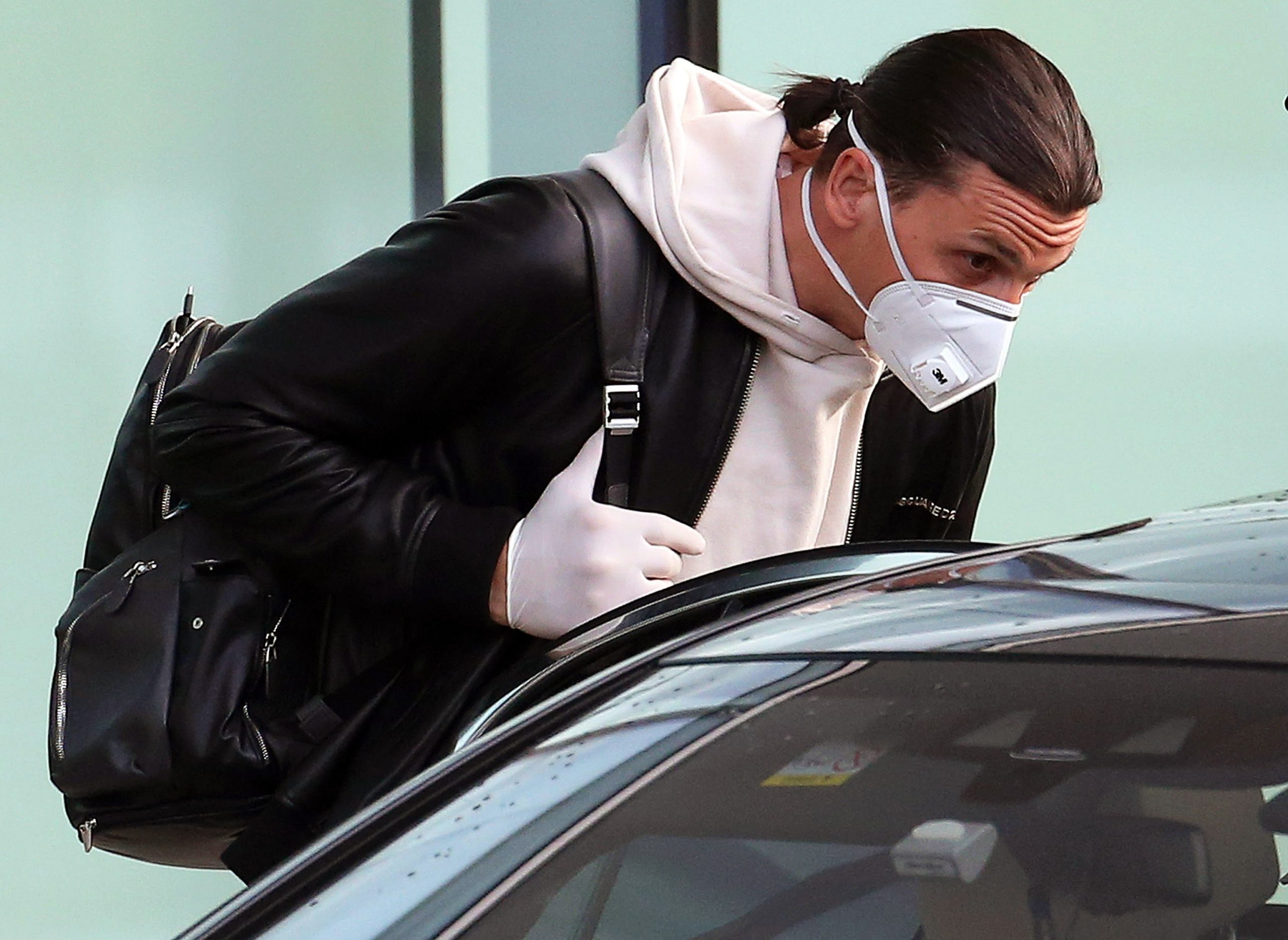 epa08415593 AC Milan's Swedish striker Zlatan Ibrahimovic wearing a protective face mask arrives at Malpensa airport in Milan, Italy, 11 May 2020, amid the ongoing coronavirus COVID-19 pandemic. Ibrahimovic will stay under quarantine at the Milanello sports center, where he will train in individual mode in the absence of his teammates. Ibrahimovic has spent the past two months in Sweden, where he trained at Swedish soccer club Hammarby IF, which he co-owns.  EPA/MATTEO BAZZI