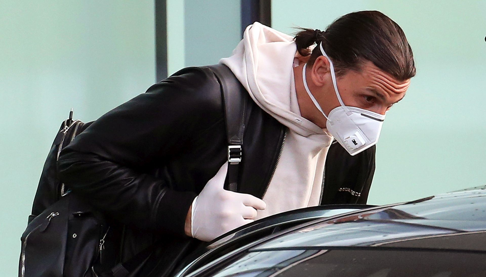 epa08415593 AC Milan's Swedish striker Zlatan Ibrahimovic wearing a protective face mask arrives at Malpensa airport in Milan, Italy, 11 May 2020, amid the ongoing coronavirus COVID-19 pandemic. Ibrahimovic will stay under quarantine at the Milanello sports center, where he will train in individual mode in the absence of his teammates. Ibrahimovic has spent the past two months in Sweden, where he trained at Swedish soccer club Hammarby IF, which he co-owns.  EPA/MATTEO BAZZI