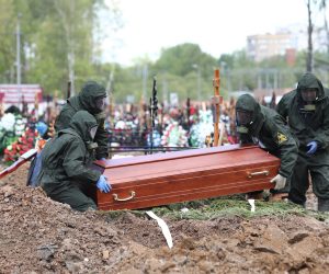 epa08424204 A handout picture made available by Moscow News Agency shows cemetery workers wearing protective suits during a burial ceremony for COVID-19 victim at the Butovskoye Cemetery in Moscow, Russia, 15 May 2020. According to official data, as of 15 May 2020, the total number of deaths in Russia from COVID-19 disease which is caused by SARS-CoV-2 coronavirus, exceeded 2,400 people, with over 1,350 in Moscow.  EPA/Zykov Kirill / Moscow News Agency Handout MANDATORY CREDIT / HANDOUT EDITORIAL USE ONLY/NO SALES