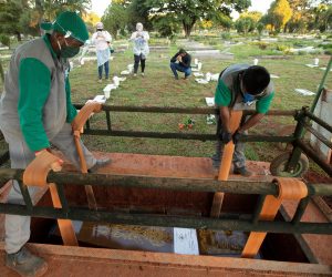 epa08436517 Campo de Esperanza cemetery workers bury a Covid-19 victim, in Brasilia, Brazil, 21 May 2020. Brazil has already registered at least 291,579 cases and around 19,000 coronavirus deaths, although the numbers could be much higher due to high underreporting and the delay in carrying out the tests.  EPA/Joedson Alves