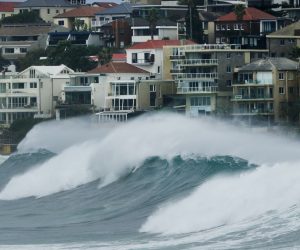 epa08438609 Waves during large swells at Bondi Beach in Sydney, Australia, 23 May 2020.  EPA/MARK EVANS NO ARCHIVING AUSTRALIA AND NEW ZEALAND OUT