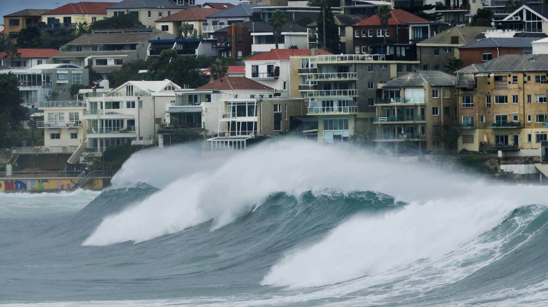 epa08438609 Waves during large swells at Bondi Beach in Sydney, Australia, 23 May 2020.  EPA/MARK EVANS NO ARCHIVING AUSTRALIA AND NEW ZEALAND OUT