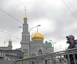 epa08440645 A Russian Interior troops (Rosgvardiya) serviceman guards a barred street in front of a mosque, as they prevent a usual collective payer of the Muslims, to curb the spread of coronavirus, in Moscow, Russia, 24 May 2020. All Russian Muslims celebrate Eid al-Fitr in on-line format at home.  EPA/SERGEI CHIRIKOV