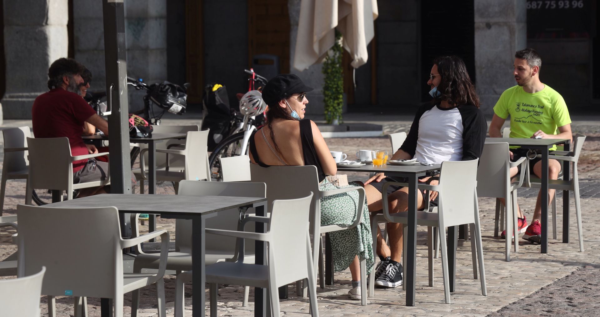 epa08442377 Customers enjoy sitting outside a bar at Plaza Mayor, Madrid, Spain, 25 May 2020. Madrid, Barcelona and Castile and Leon entered Phase 1 of the coronavirus emergency on 25 May while the rest of the country is currently on Phase 2.  EPA/KIKO HUESCA