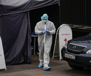 epa08443277 A medical specialist takes a test for COVID-19 coronavirus from residents in a cars on a street in Moscow, Russia, 25 May 2020, amid the ongoing coronavirus COVID-19 pandemic. Moscow Mayor Sergei Sobyanin announced a resumption of work of industrial and construction enterprises in Moscow from 12 May on, in accordance with the implementation of measures to support the economy and the social sector, while restrictions imposed to stem the widespread of the SARS-CoV-2 coronavirus which causes the COVID-19 disease will be valid until 31 May 2020.  EPA/YURI KOCHETKOV