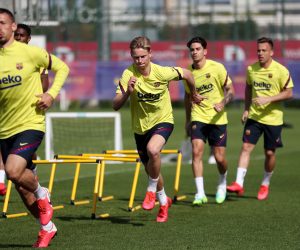 epa08443468 A handout picture provided by FC Barcelona shows FC Barcelona's midfielders Frankie de Jong (C) and Arthur Melo (R) and defender Clement Lenglet (L) during a training session at Joan Gamper Sports City in Barcelona, Catalonia, Spain, 25 May 2020. FC Barcelona began the training sessions on groups of 14 players due to coronavirus health protocol.  EPA/Miguel Ruiz / HANDOUT  HANDOUT EDITORIAL USE ONLY/NO SALES