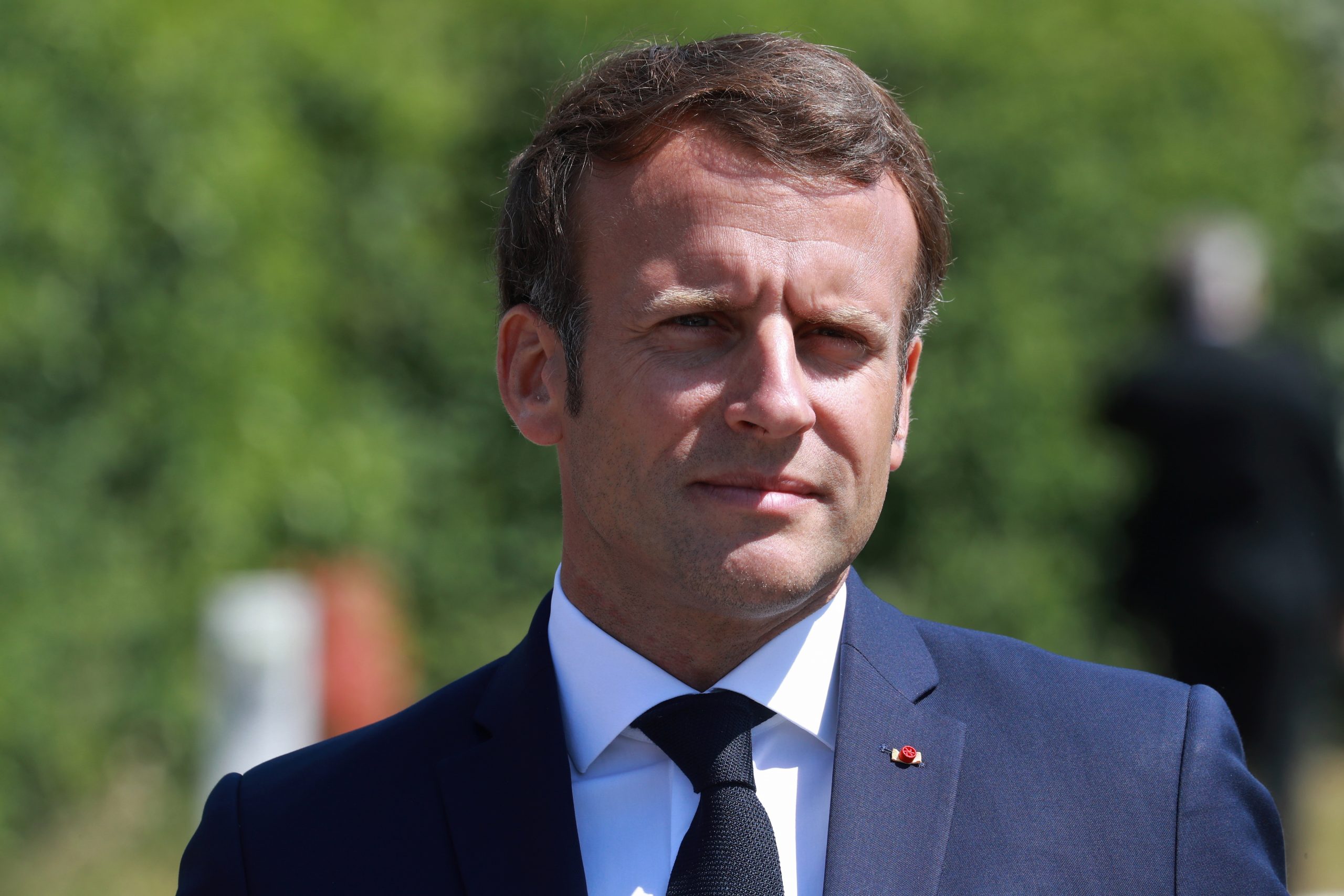 epa08445399 French President Emmanuel Macron arrives to visit a factory of manufacturer Valeo in Etaples, near Le Touquet, northern France, 26 May 2020 as part of the launch of a plan to rescue the French car industry.  EPA/LUDOVIC MARIN / POOL  MAXPPP OUT
