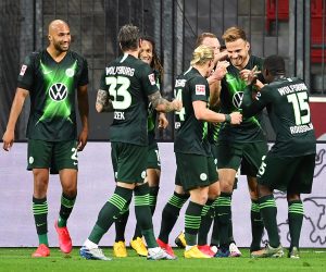 epa08445955 Marin Pongracic (2-R) of Wolfsburg celebrates with teammates after scoring the 4-0 lead during the German Bundesliga soccer match between Bayer Leverkusen and VfL Wolfsburg in Leverkusen, Germany, 26 May 2020.  EPA/MARIUS BECKER / POOL ATTENTION: The DFL regulations prohibit any use of photographs as image sequences and/or quasi-video.