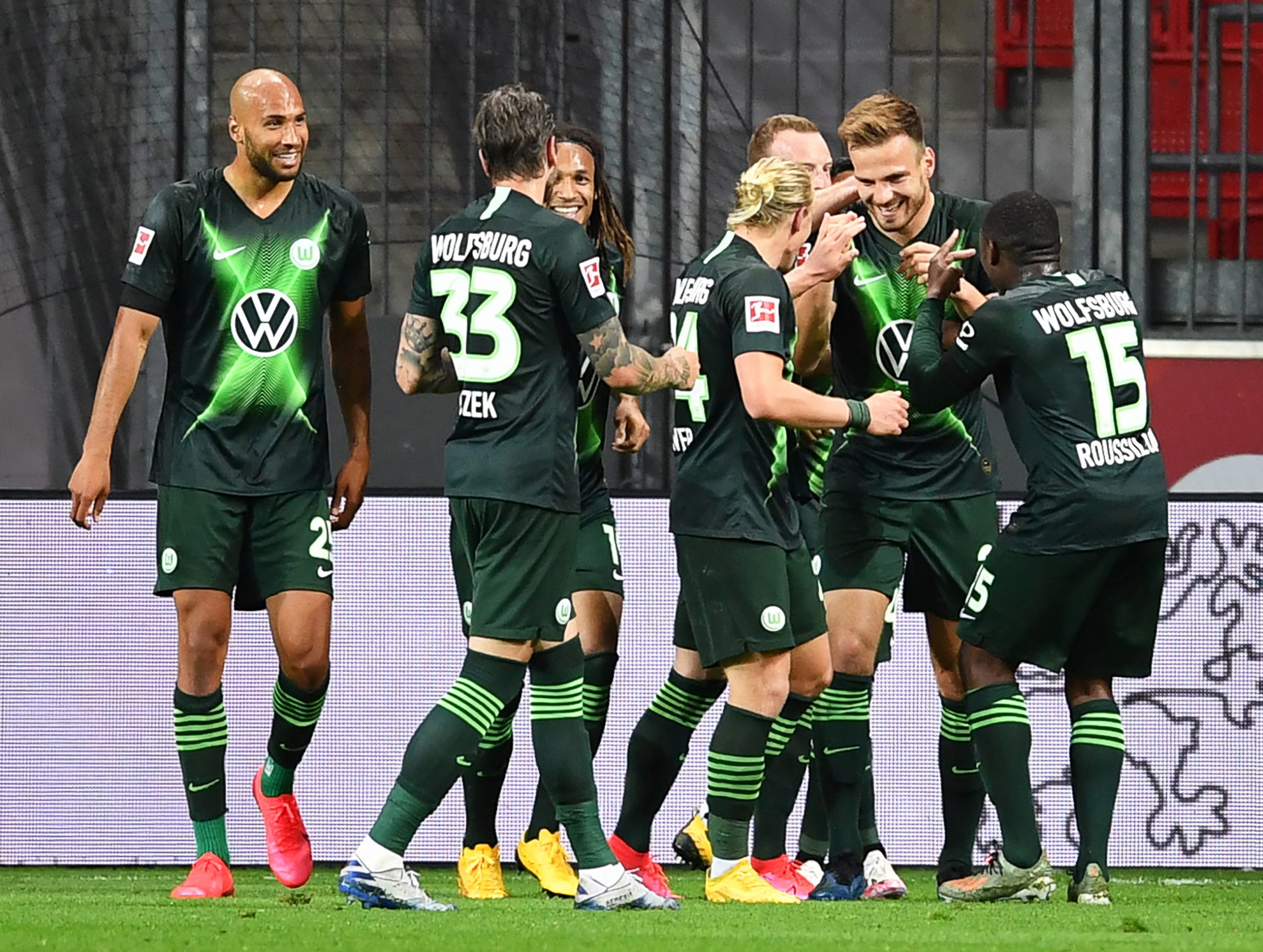 epa08445955 Marin Pongracic (2-R) of Wolfsburg celebrates with teammates after scoring the 4-0 lead during the German Bundesliga soccer match between Bayer Leverkusen and VfL Wolfsburg in Leverkusen, Germany, 26 May 2020.  EPA/MARIUS BECKER / POOL ATTENTION: The DFL regulations prohibit any use of photographs as image sequences and/or quasi-video.