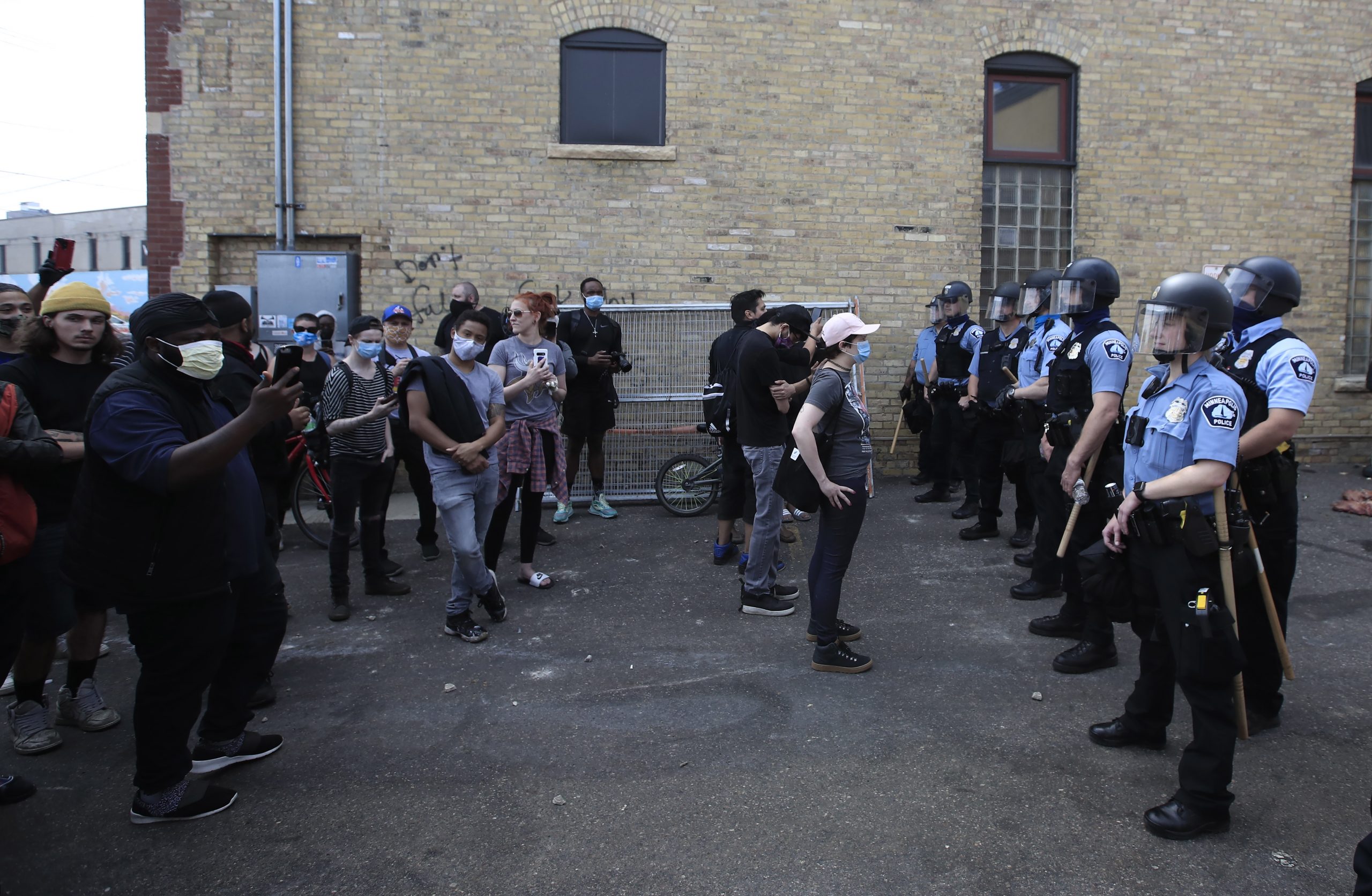 epa08450448 Protesters face off with police outside the Minneapolis Police Department 3rd Precinct as a third day of protests continues over the arrest of George Floyd, who later died in police custody, in Minneapolis, Minnesota, USA, 28 May 2020. A bystander's video posted online on 25 May, appeared to show George Floyd, 46, pleading with arresting officers that he couldn't breathe as an officer knelt on his neck. The unarmed black man later died in police custody.  EPA/TANNEN MAURY