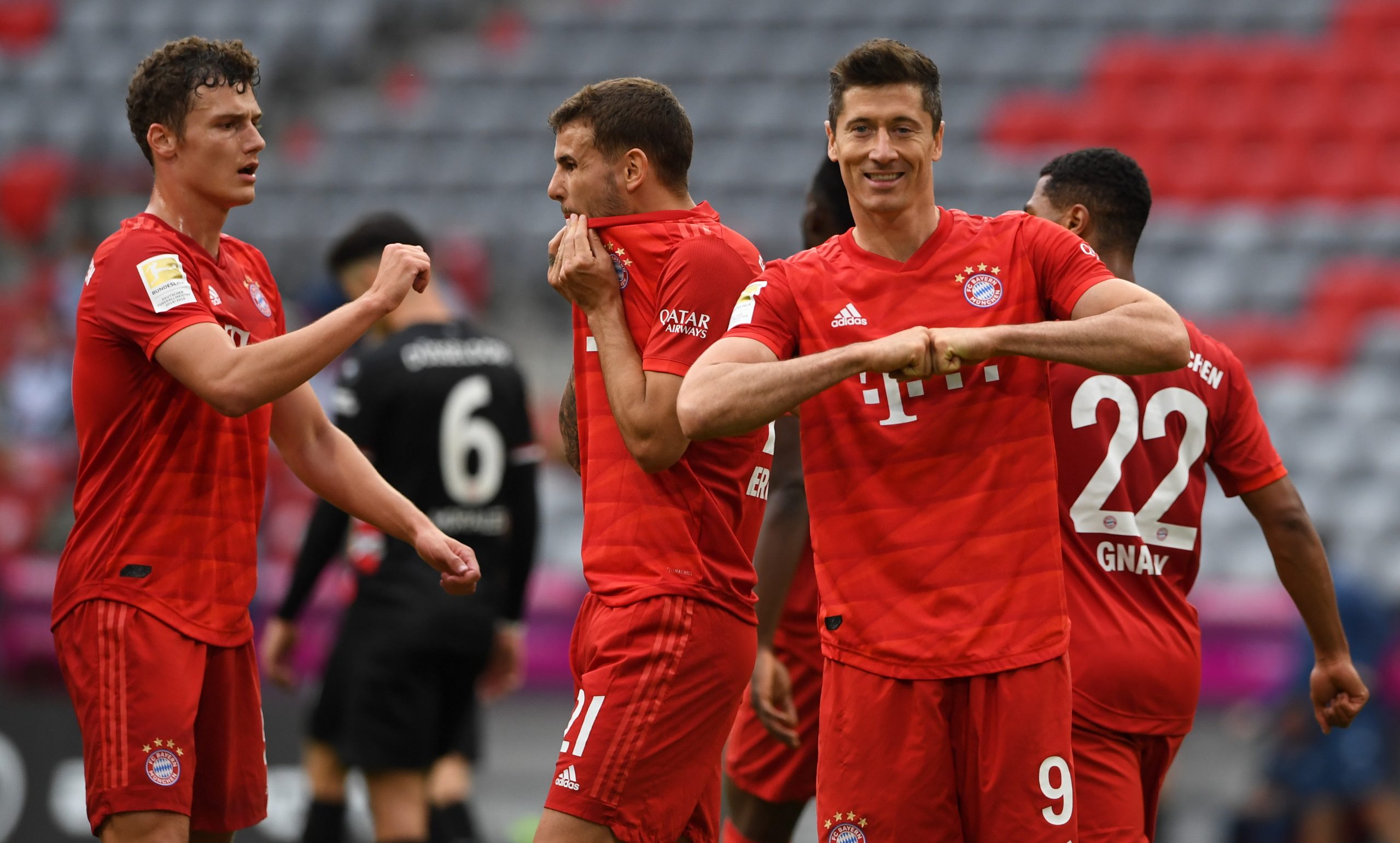 epa08454745 (L-R) Bayern Munich's French defender Benjamin Pavard, Bayern Munich's French defender Lucas Hernandez and Bayern Munich's Polish forward Robert Lewandowski celebrate the 3-0 during the German Bundesliga soccer match between FC Bayern Munich and Fortuna Duesseldorf at the Allianz Arena stadium in Munich, southern Germany, 30 May 2020.  EPA/CHRISTOF STACHE / POOL CONDITIONS - ATTENTION:  The DFL regulations prohibit any use of photographs as image sequences and/or quasi-video.
